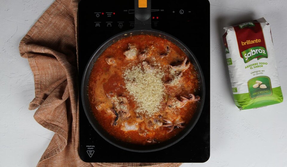 Arroz en arroz con pulpitos y alcachofas