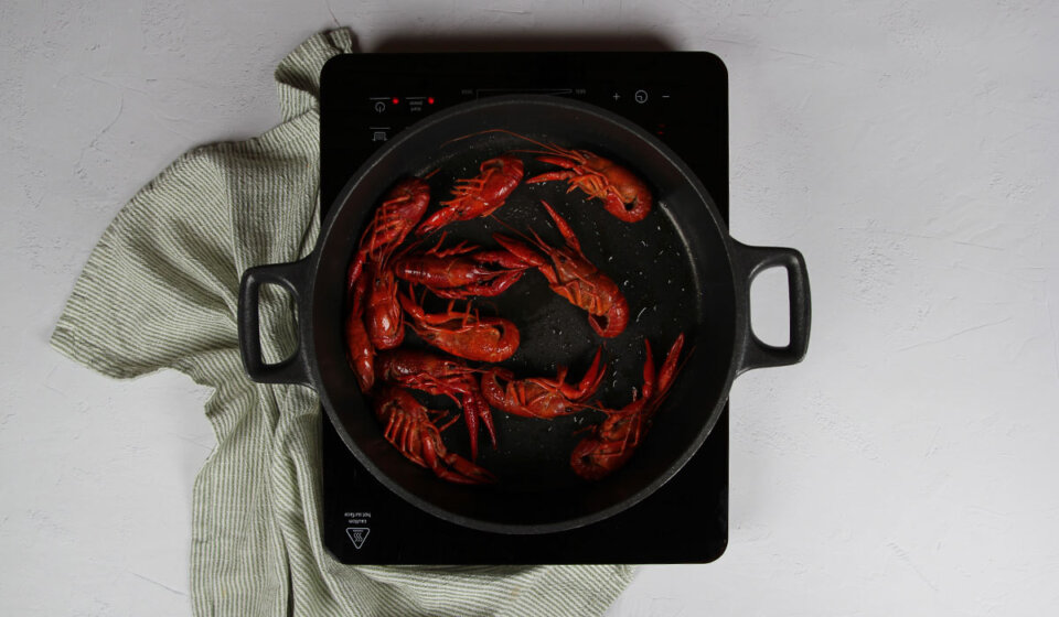 Saltear los cangrejos para arroz con cangrejos
