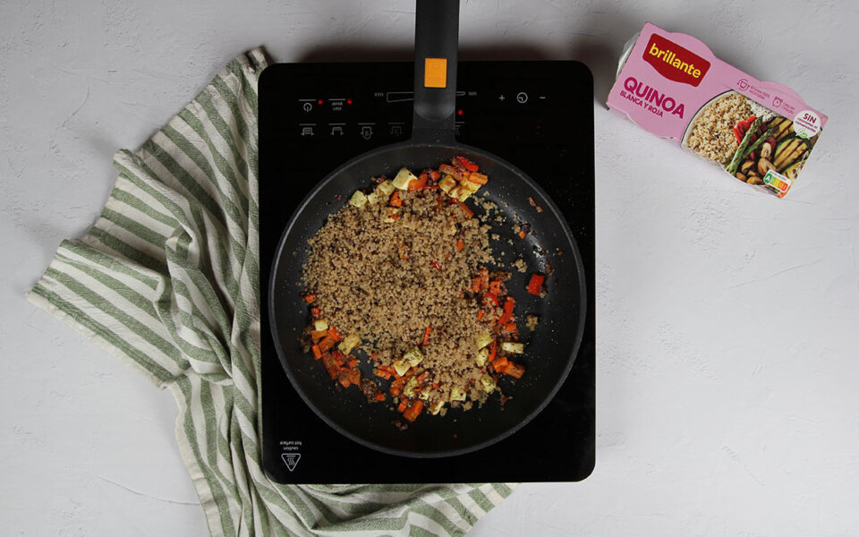 Añadir vasitos de quinoa a quinoa con verduras y huevo