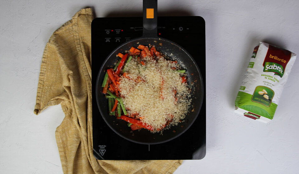 Incorporar arroz en arroz a la valenciana