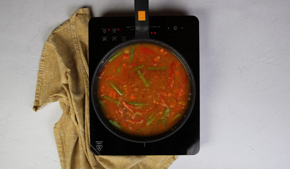 Verter caldo en arroz a la valenciana