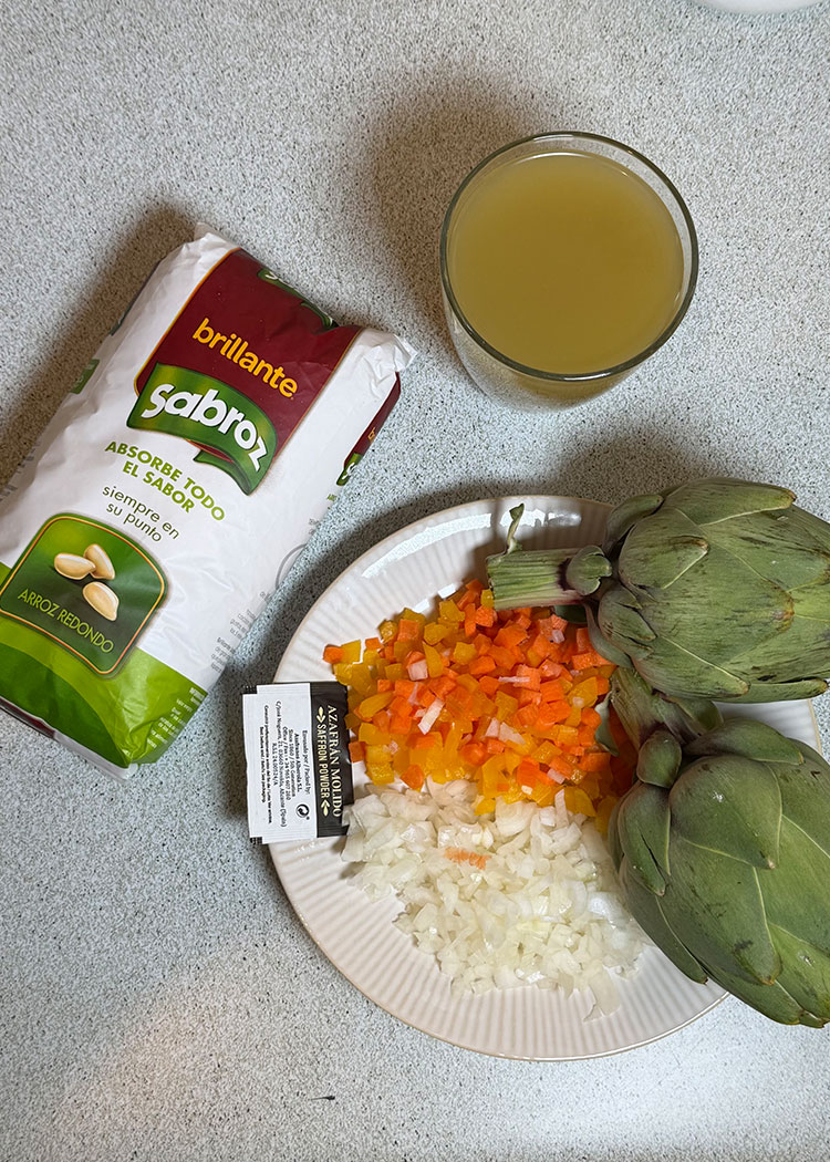 ingredientes para arroz con alcachofas y verduras