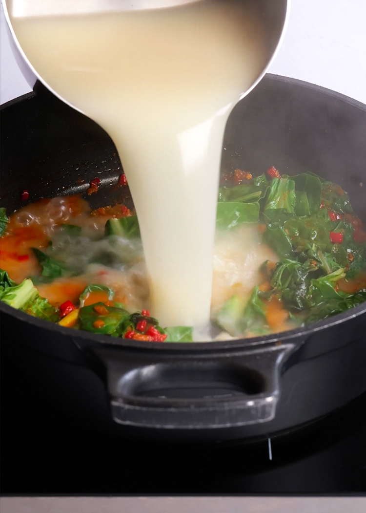 Verter caldo en arroz con acelgas