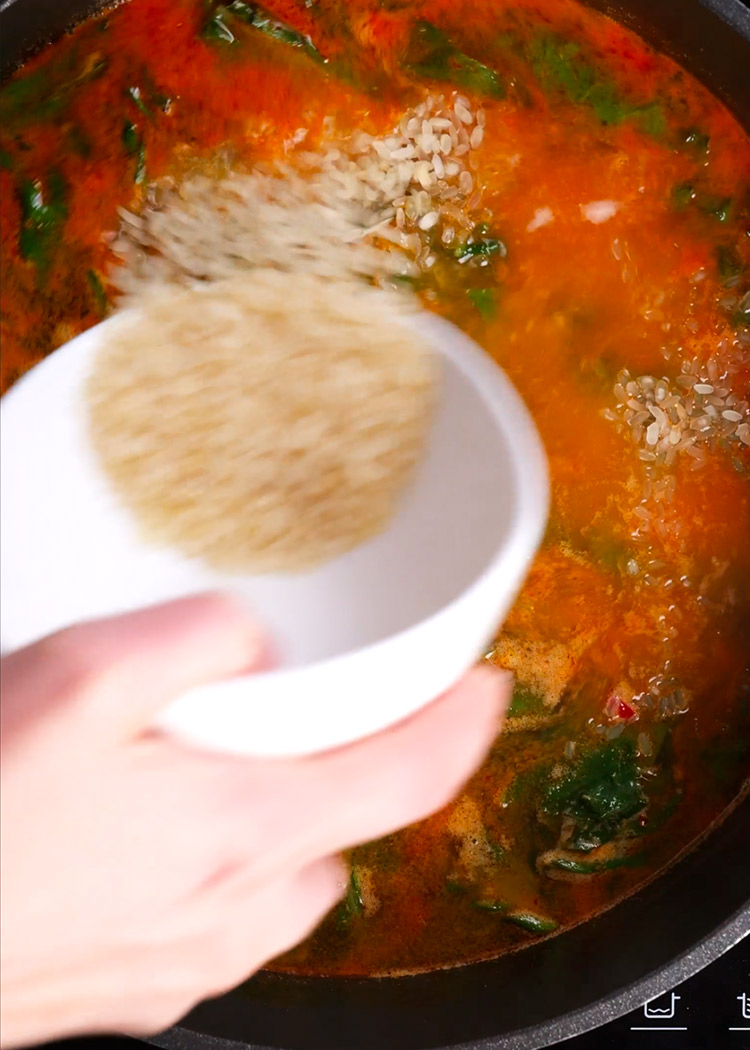 Echar arroz en arroz con acelgas