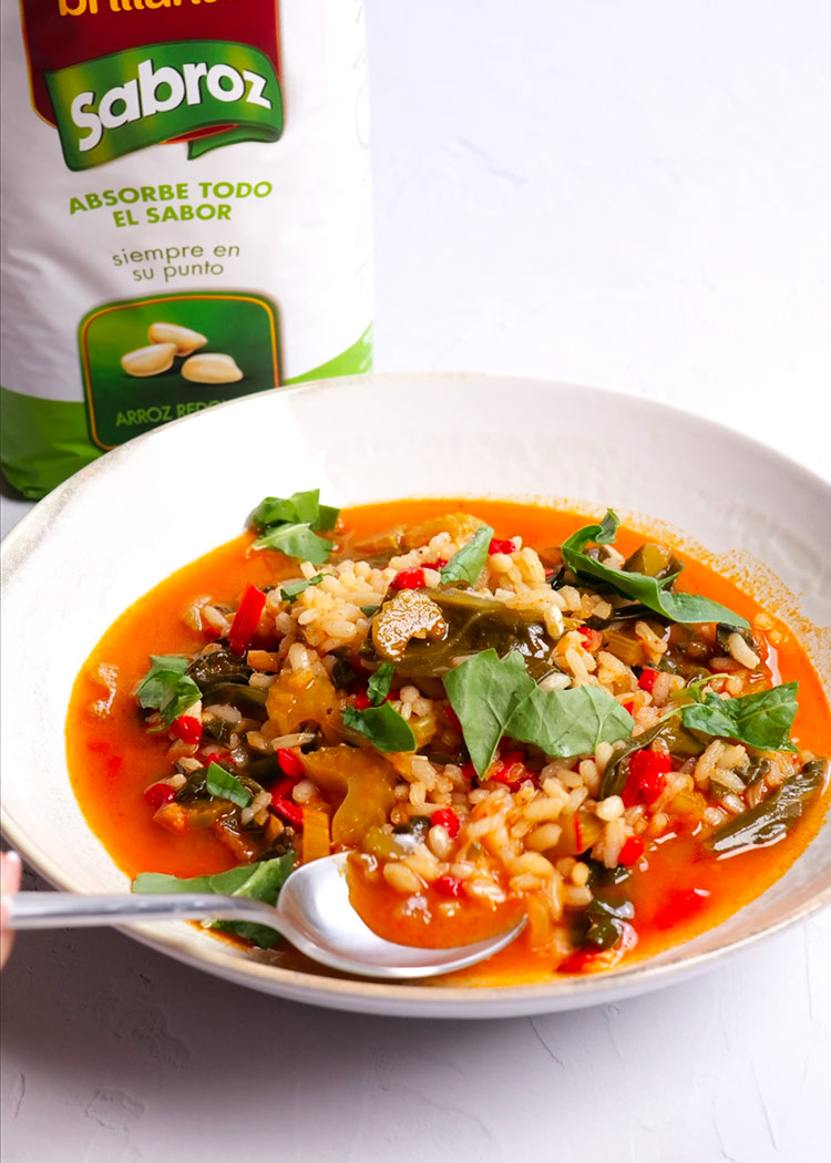 Presentación de arroz con acelgas