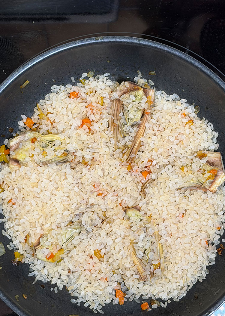 Nacarar el arroz para arroz con alcachofas y verduras