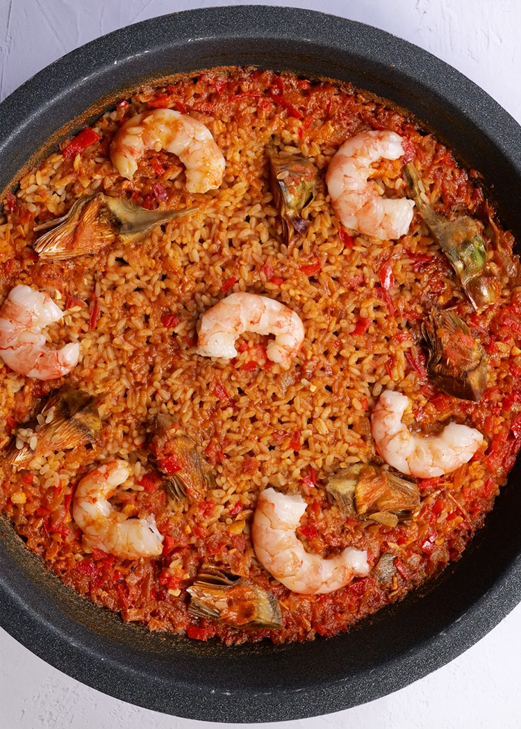 Retirar paellera en Arroz con alcachofas y gambas