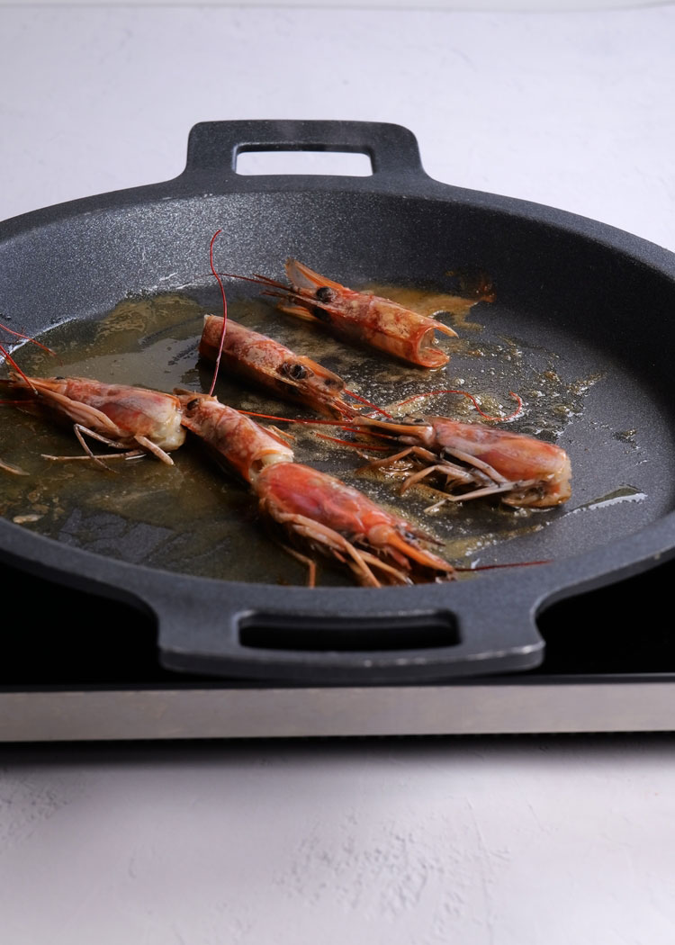 Cocinar gambas para Arroz con alcachofas y gambas