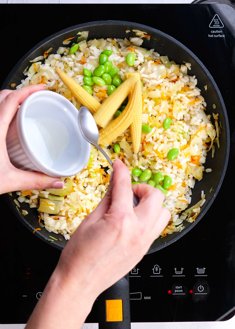 Edamames y maíz en arroz con verduras