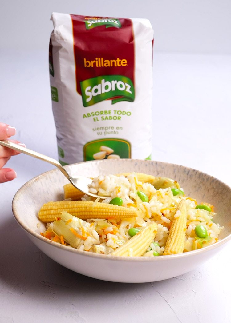 Presentación de arroz con verduras