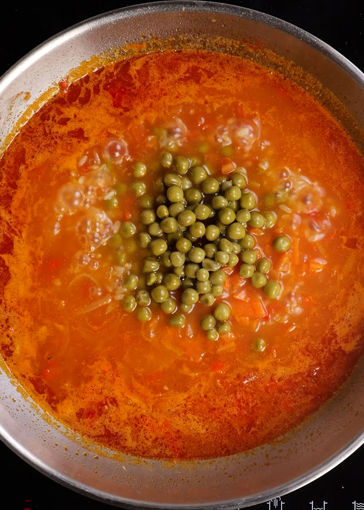 Arroz y caldo en arroz con pollo colombiano