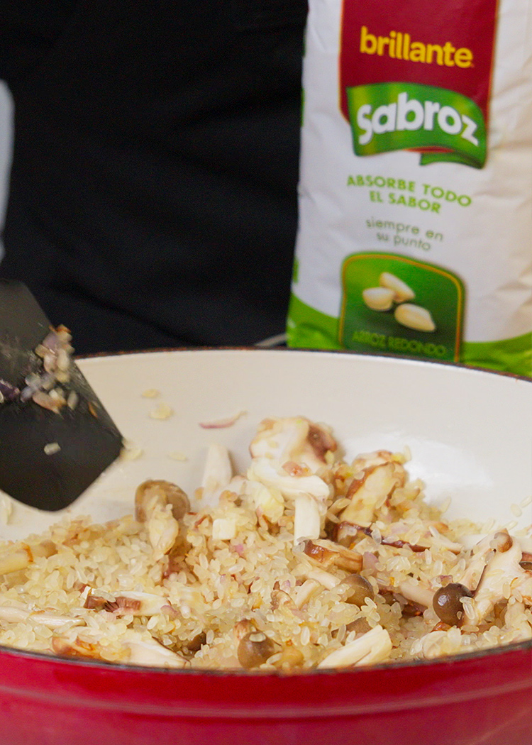 añadir arroz para risotto de gambas y setas
