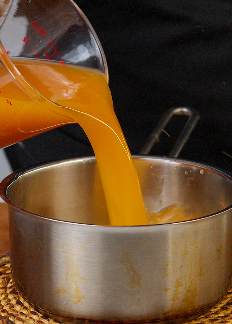 calentar fumet para risotto de gambas y setas