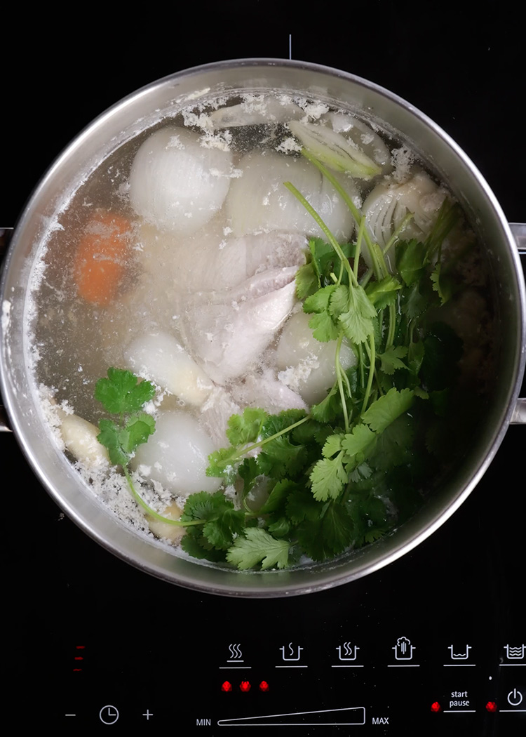 Cocinar pollo para arroz con pollo colombiano