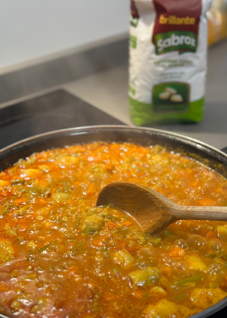 echar arroz y caldo para arroz con verduras