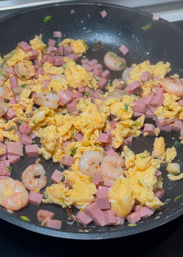 Añadir huevo batido a arroz 3 delicias
