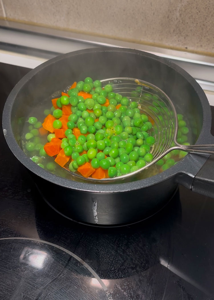 Cocción de guisantes y zanahoria en arroz 3 delicias
