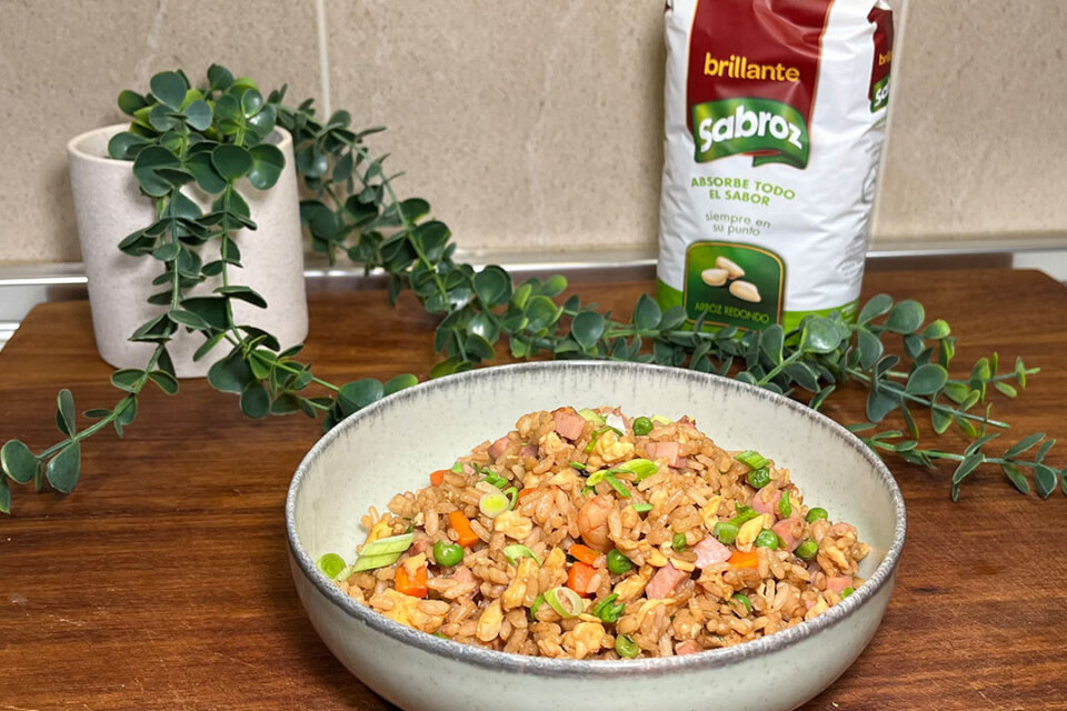 Arroz tres delicias con gambas: receta fácil y deliciosa