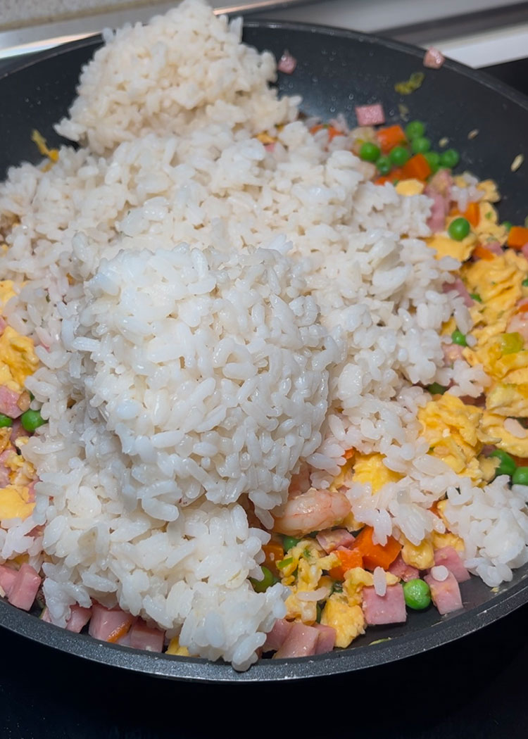 Incorporar arroz, guisantes y zanahoria para arroz 3 delicias