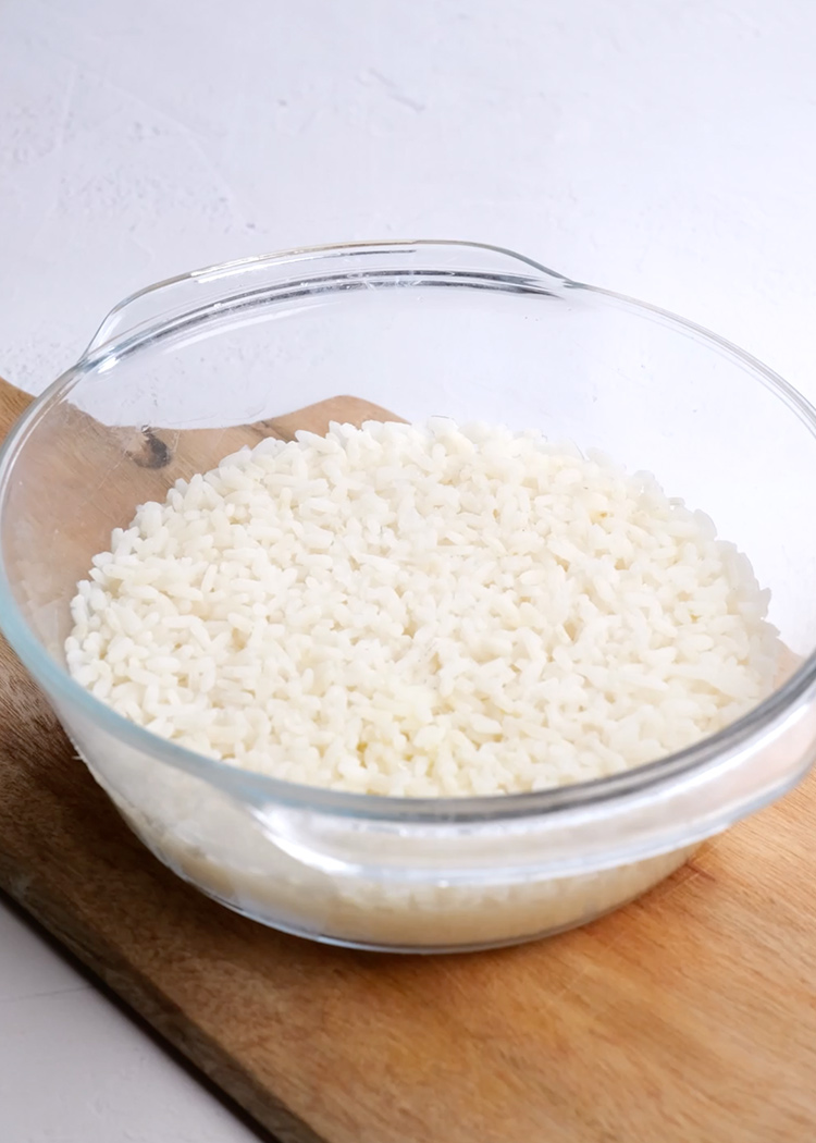 Retirar film de Arroz blanco en microondas