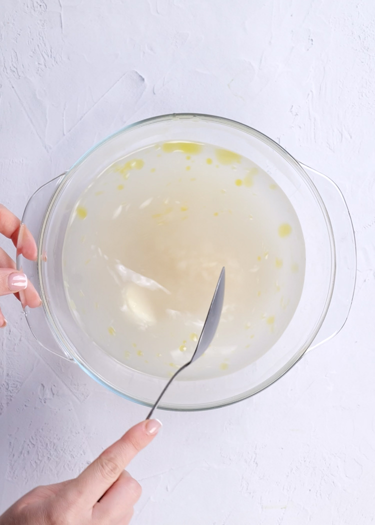 Calentar agua, añadir ingredientes y remover Arroz blanco en microondas