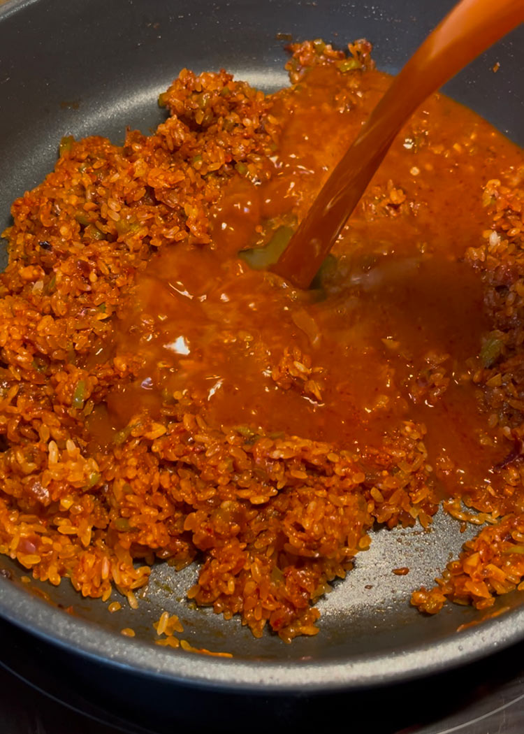Verter caldo en arroz con bogavante