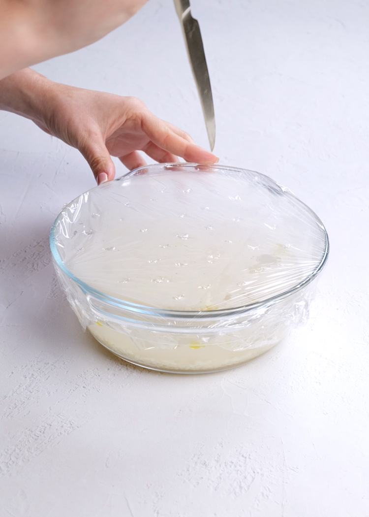 Cubrir arroz con film transparente para Arroz blanco en microondas