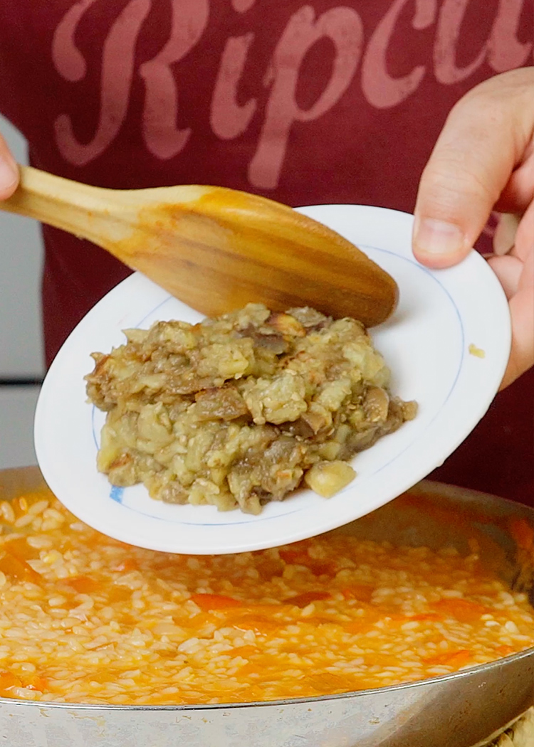 Arroz con berenjena: sencillo, sabroso y lleno de verdura