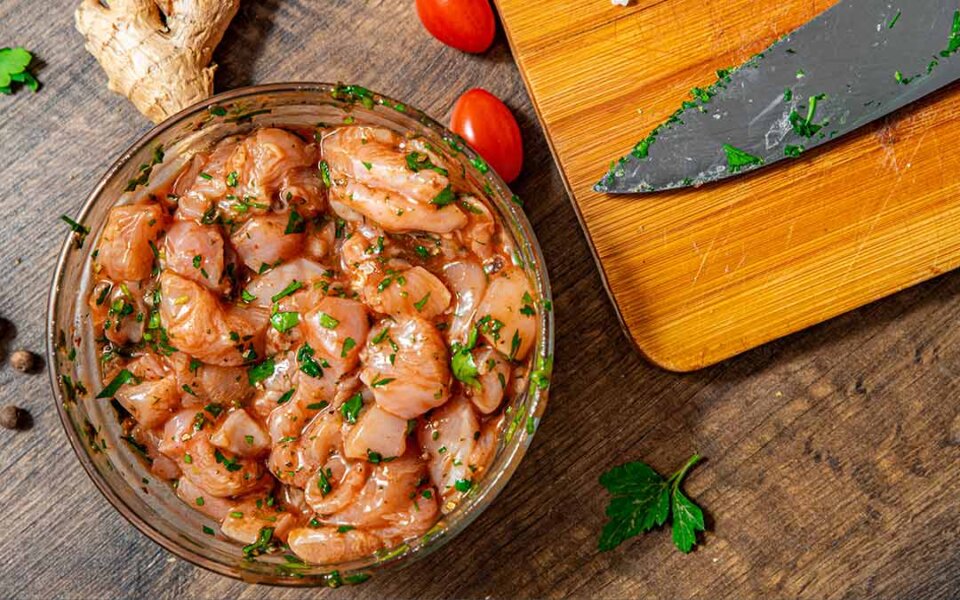 Cómo marinar pollo: Técnicas y sabores para una carne jugosa