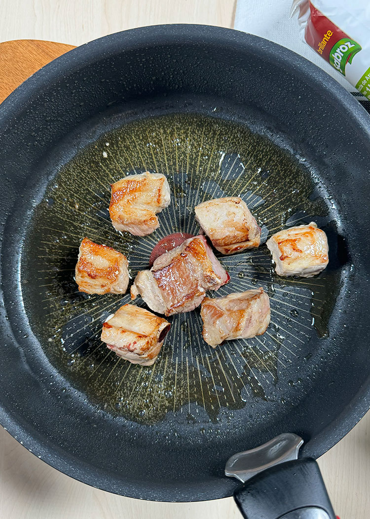 Sofreír costillas para arroz al horno de la abuela