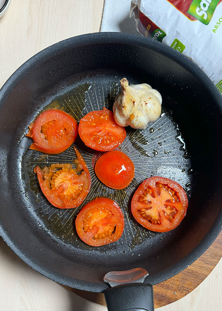 Freír rodajas de tomate para arroz al horno de la abuela