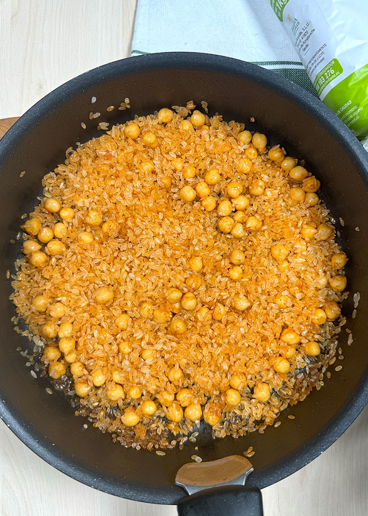Añadir garbanzos y arroz a arroz al horno de la abuela