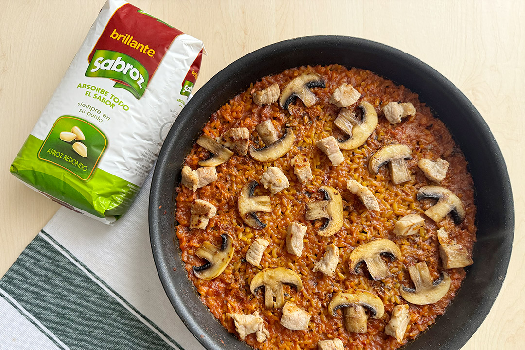 Paella de secretos y setas sin gluten