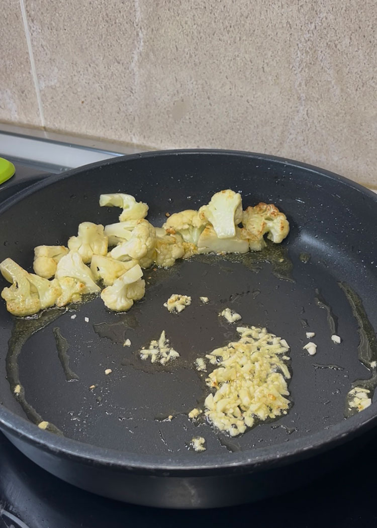 Sofrito para arroz con bacalao y coliflor