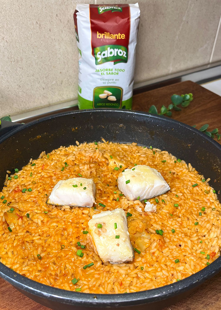 Presentación de arroz con bacalao y coliflor