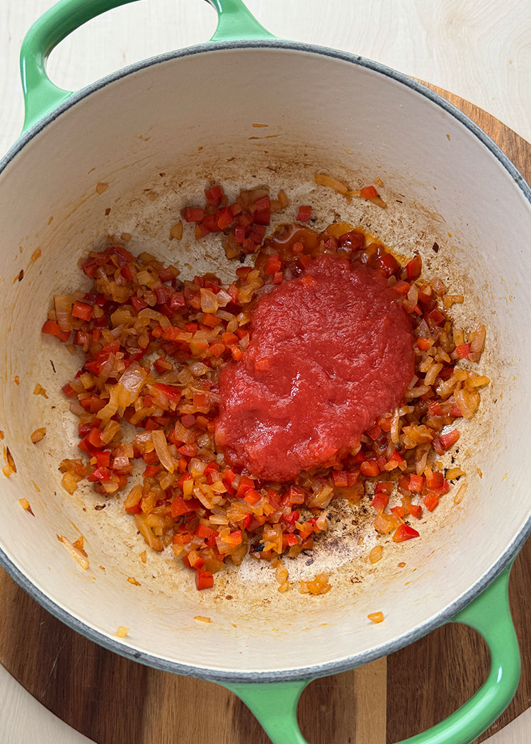 Añadir tomate triturado a Arroz con morcilla