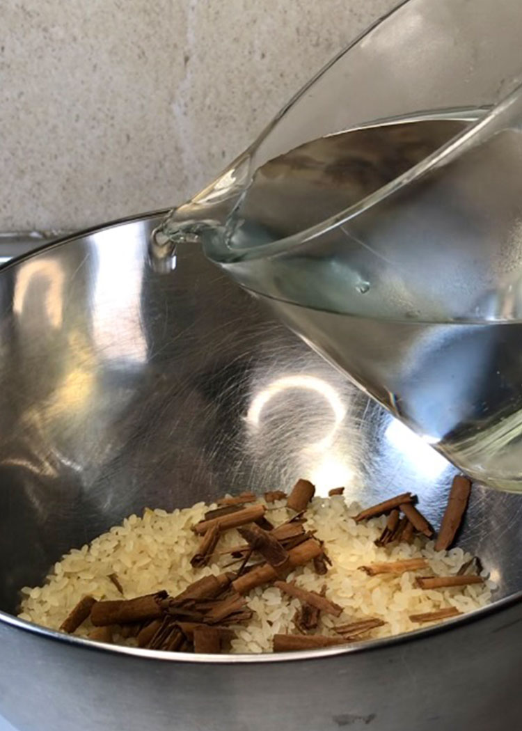 Arroz, agua y canela para horchata de arroz
