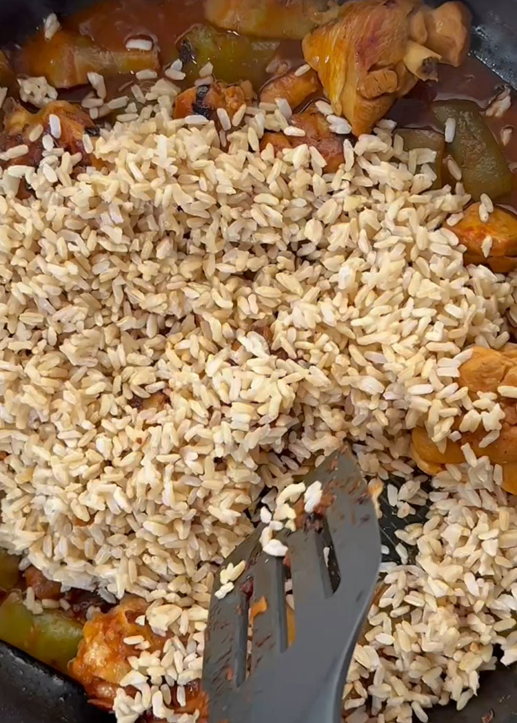 Echar arroz a Paella de arroz integral