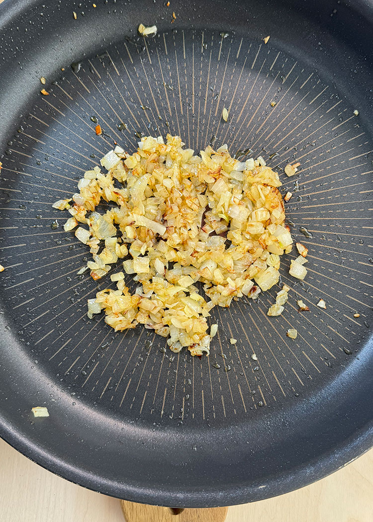 Sofreír cebolla para Paella de arroz integral