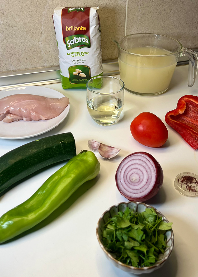 Prepara los ingredientes para arroz con pollo y verduras