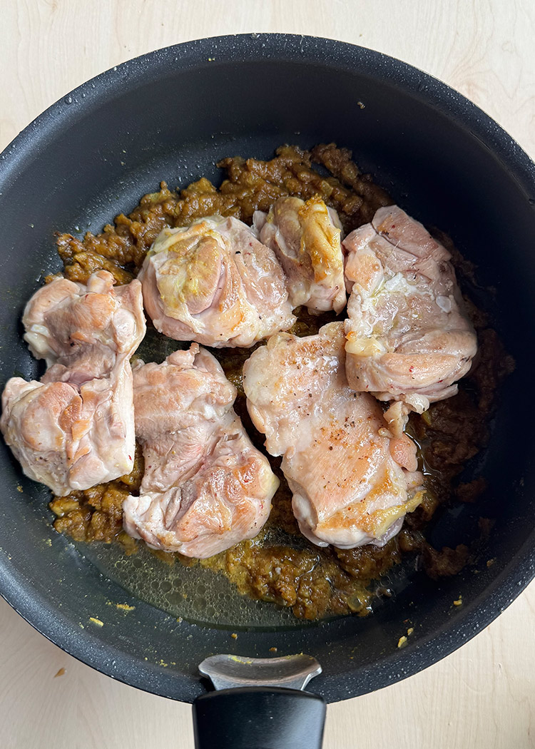 Reincorporar pollo a fesenjan
