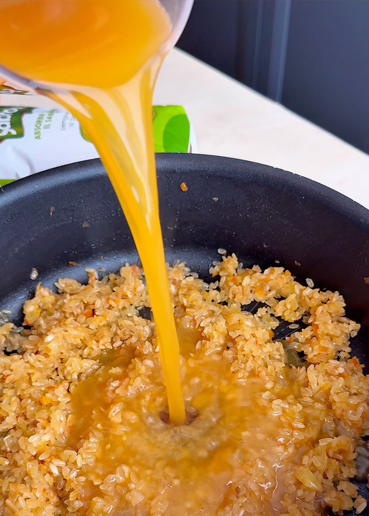Incorporar fumet para arroz con rape y langostinos