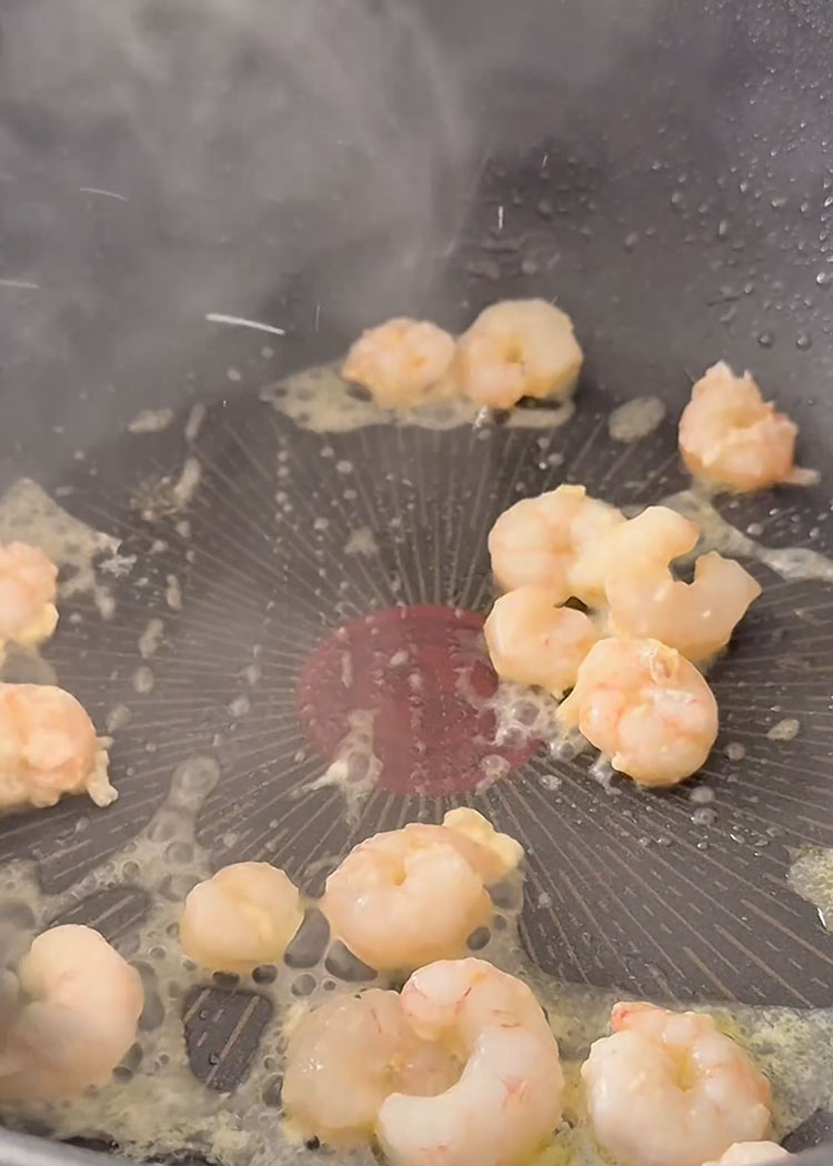 Saltear gambas para arroz mixto