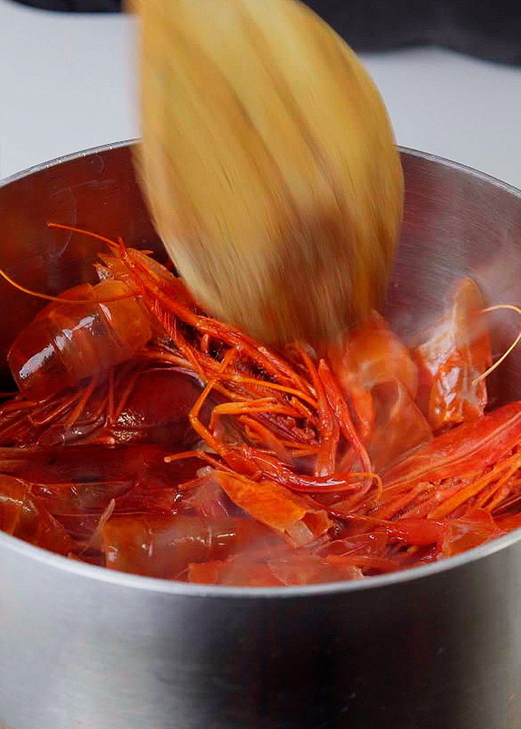 Cocinar carabineros para arroz con carabineros