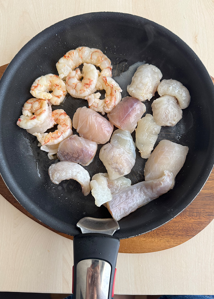 Sofreír pescado para arroz con rape y langostinos