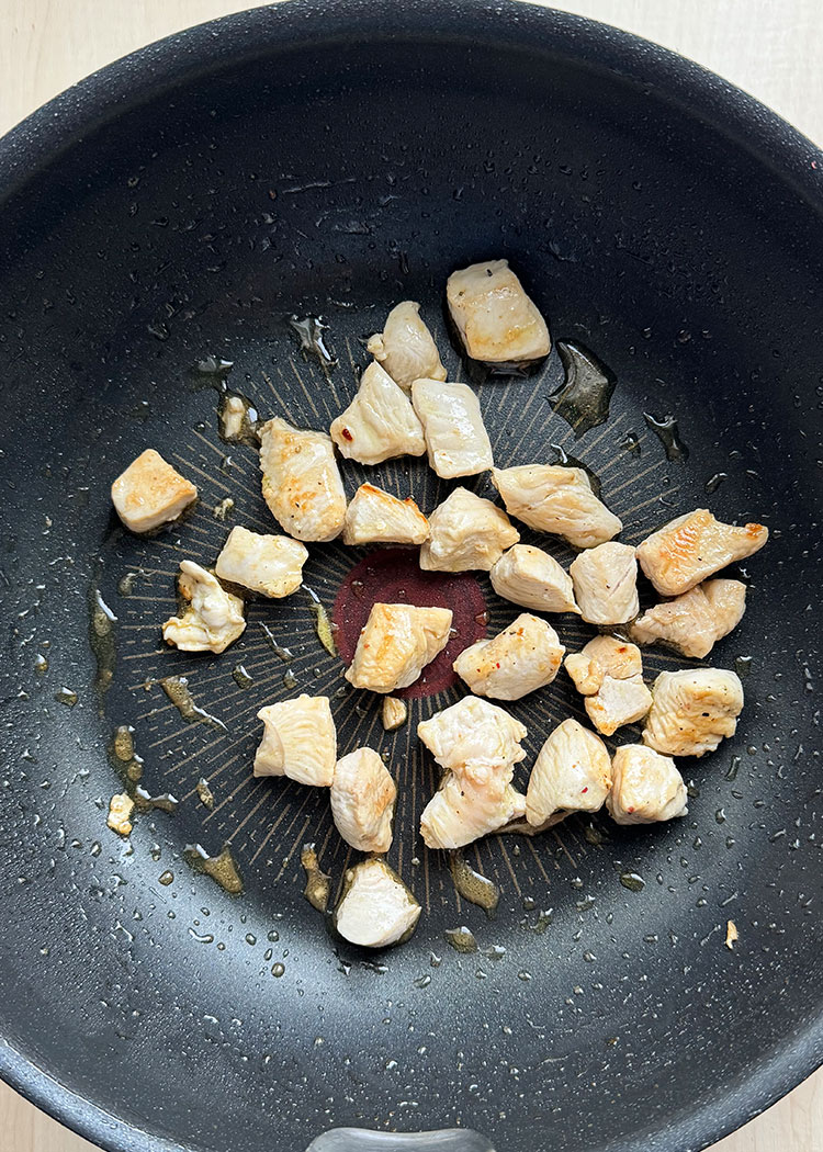 Saltear pollo para arroz mixto