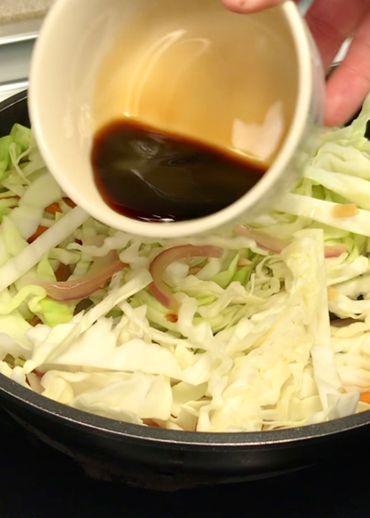 Verter salsas para Arroz con repollo