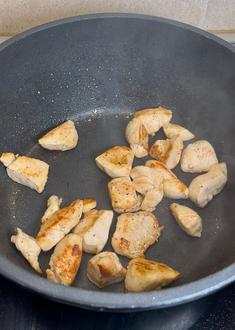 Dorar el pollo para arroz con pollo y verduras