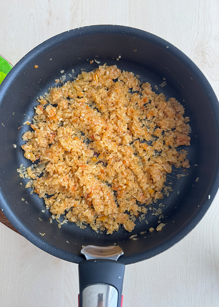 Incorporar arroz Añade el arroz para arroz con rape y langostinos