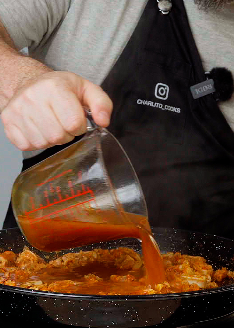 Verter caldo en arroz con calamares